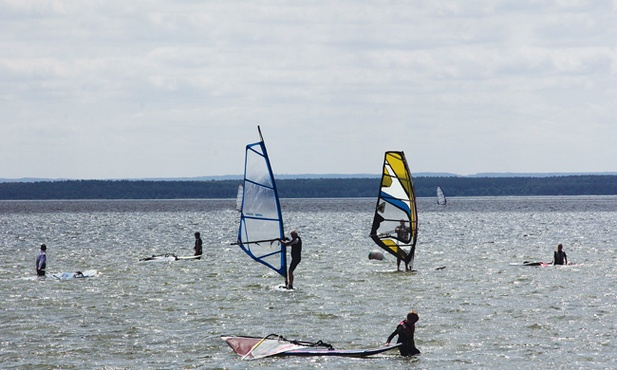 Przy odrobinie wiatru wody Zatoki Puckiej roją się od uprawiających sporty wodne 
