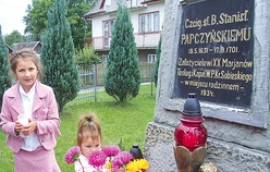 Tablica pamiątkowa  na postumencie postawionym  w miejscu domu rodzinnego  S. Papczyńskiego