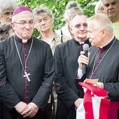  Nuncjusz apostolski abp Celestino Migliore poświęcił nowe głazy dedykowane warmińskim biskupom, m.in. Eneaszowi Sylwiuszowi Piccolominiemu, późniejszemu papieżowi Piusowi II