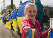 W odpowiedzi  na wezwanie  separatystów do przeprowadzenia referendum rozbijającego Ukrainę na ulice Charkowa wyszli młodzi ludzie  z flagani tego kraju