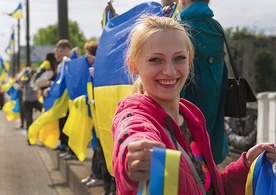 W odpowiedzi  na wezwanie  separatystów do przeprowadzenia referendum rozbijającego Ukrainę na ulice Charkowa wyszli młodzi ludzie  z flagani tego kraju