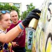 Przez 10 dni 13 osób ze Skierniewic uczestniczyło w warsztatach teatralnych, muzycznych i street artu