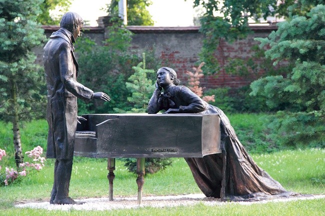 Rzeźba przedstawiająca młodego Chopina i guwernantkę 