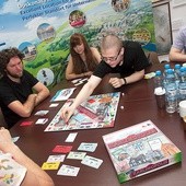  Pierwszą partię rozegrali w Muzeum Ziemi Karlińskiej autorzy gry  Poniżej: „Karlinopolis” to zabawa i zaproszenie do poznawania swojego miasta