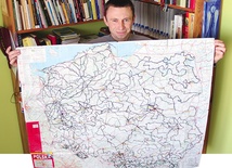 – Matka Boża w 523 sanktuariach ma 880 tytuły, z których 144 nie powtarzają się – wyjaśnia ks. Piotr Wadowski, pokazując mapę z zaznaczonymi drogami, które przejechał i przeszedł 