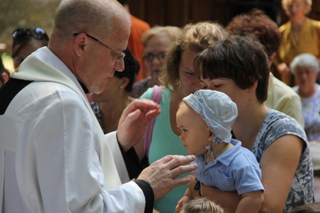 Błogosławieństwo dzieci podczas odpustu