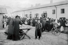 Targ na tarnobrzeskim rynku w początkach XX stulecia. W tle widoczny nieistniejący ratusz