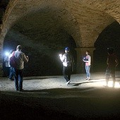 Zwiedzającym bardzo przydają się kaski, latarki i chłonne umysły. Tych ciekawostek nie można zapomnieć! 