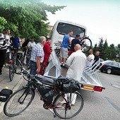  Pierwszy etap – z Koszalina do miejscowości Le Puy, zwanej francuską Częstochową – grupa pokonała autokarem. Rowery trzeba było zapakować na specjalną przyczepę