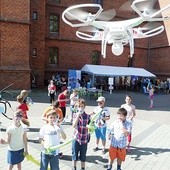  Choć dron nie jest zabawką, zaprezentowano go także podczas pikniku  dla dzieci