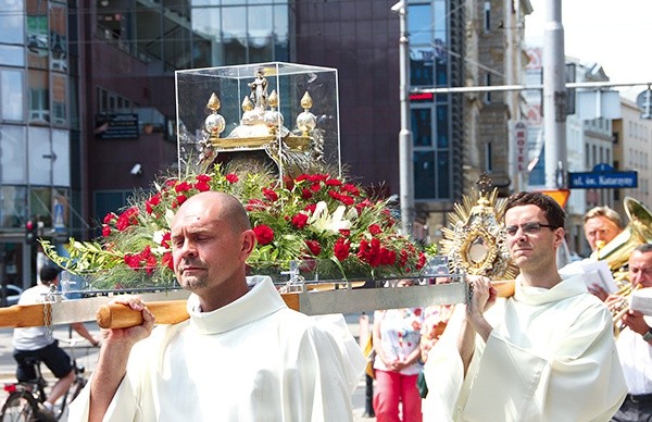 Procesja z Najświętszym sakramentem i relikwiami bł. Czesława