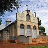 Kościół w wiosce Nyabyeya, obok miejscowości Masindi, wybudowany w 1943 r. przypomina o Polakach, głównie kobietach i dzieciach mieszkających tu w latach 1942–1949 