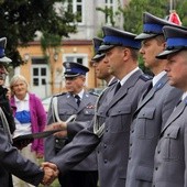 Komendant łęczyckiej policji insp. Paweł Karolak gratuluje awansu swoim podwładnym