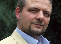 Prof. Aleksander Stępkowski jest prezesem Instytutu na rzecz Kultury Prawnej „Ordo Iuris” oraz wykładowcą na Uniwersytecie Warszawskim. Naukowo zajmuje się prawem porównawczym prywatnym i publicznym oraz myślą polityczną i prawną