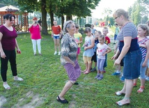 Dzieci uczestniczące w półkoloniach w Pukininie gry w gumę uczyły się od 80-letniej pani Elżbiety