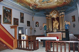  Główny ołtarz św. Anny w zabytkowym kościele