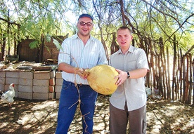 Biskup Jan Kot (z lewej)  i ks. Piotr Larysz z owocem, z którego mieszkańcy północy Brazylii robią wiadra