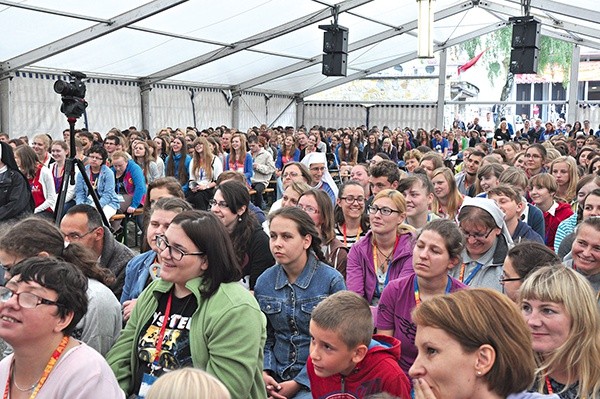 Młodzi uważnie słuchali konferencji  i gości, skupieni byli też podczas modlitwy