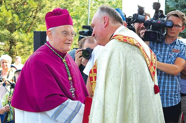 Parafianie mają nadzieję, że sytuacja wreszcie się ustabilizuje. Nowego duszpasterza przywitali brawami 