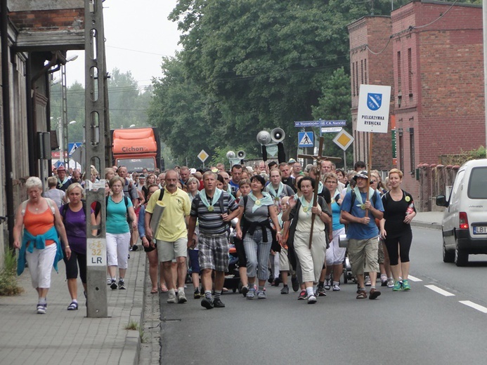 69. Pielgrzymka Rybnicka - postój w Miasteczku Śl. i dalsza droga