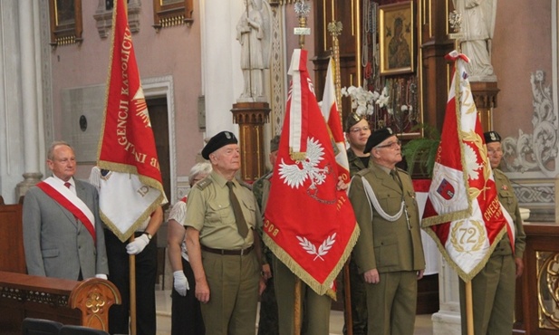 W czasie Mszy św. w kościele obecne były poczty sztandarowe