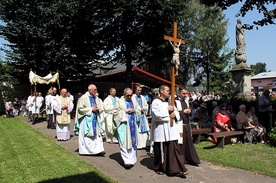 Procesja eucharystyczna na zakończenie Sumy odpustowej w klasztorze kapucynów w Nowym Miesie nad Pilicą