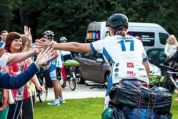  Rowerzyści rozpoczynają pierwszy kilometr wyprawy. Codziennie pokonają ich około 200