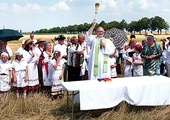 – Dziękujemy Ci za wszystkie dary ziemi od Ciebie pochodzące  – modlił się ks. Krzysztof  Sudziński,  proboszcz  z Białkowa