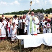 – Dziękujemy Ci za wszystkie dary ziemi od Ciebie pochodzące  – modlił się ks. Krzysztof  Sudziński,  proboszcz  z Białkowa