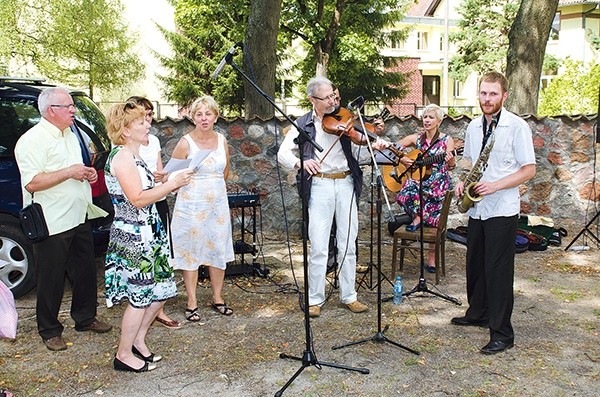  Świętującym parafianom przygrywał zespół muzyczny