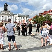  Młodzież z Teatru Trzeciego wystąpiła z ewangelizacyjnym spektaklem na Starym Rynku w Płocku