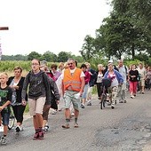  Pielgrzymi wędrujący z Łowicza do Miedniewic