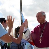 Bp Andrzej F. Dziuba żegna pielgrzymów na rogatkach Łowicza