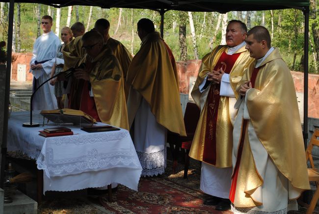 Poświęcenie cmentarza w Chmielowie