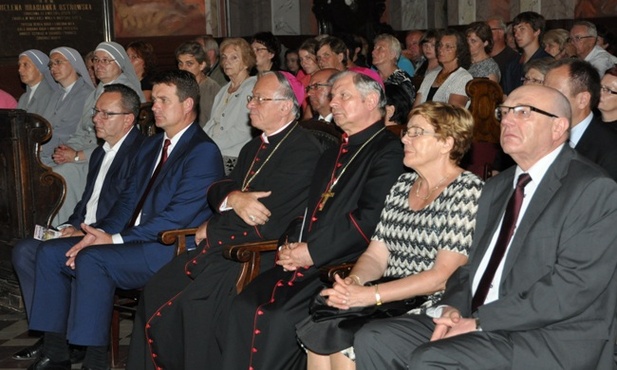 Wśród słuchaczy koncertu abp Zygmunt Zimowski i bp Henryk Tomasik (z prawej)