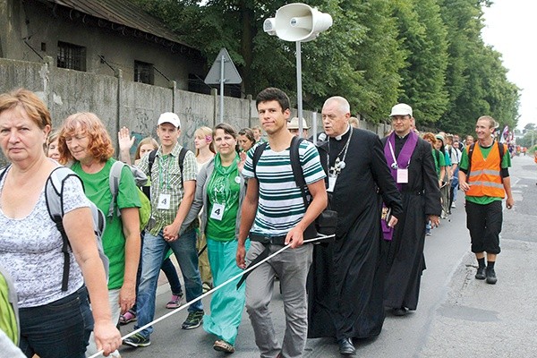  Na ostatnim postoju do pielgrzymów dołączył bp Zbigniew Kiernikowski, który przeszedł z nimi kilka kilometrów, mówiąc w każdej grupie minikonferencję
