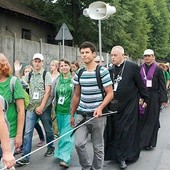  Na ostatnim postoju do pielgrzymów dołączył bp Zbigniew Kiernikowski, który przeszedł z nimi kilka kilometrów, mówiąc w każdej grupie minikonferencję