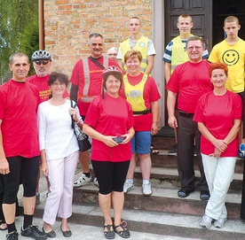  Pielgrzymi przy kościele w Byszynie przed wyruszeniem w drogę