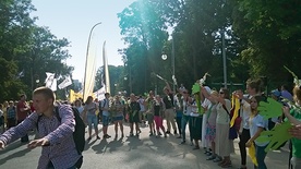 Rozśpiewane grupy pielgrzymów kolejno wchodziły do jasnogórskiego sanktuarium