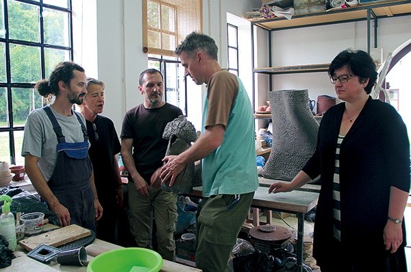  Powyżej: Uczestnicy pleneru w pracowni ceramicznej. Od lewej: Michal Kušík, Barbara Falender, Jarosław Pajek, Bogusław Dobrowolski i Aleksandra Dobrowolska