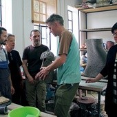  Powyżej: Uczestnicy pleneru w pracowni ceramicznej. Od lewej: Michal Kušík, Barbara Falender, Jarosław Pajek, Bogusław Dobrowolski i Aleksandra Dobrowolska