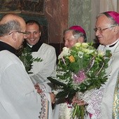 Ks. prał. Adam Władysław Myszkowski dziękuje za obecność  abp. Zygmuntowi Zimowskiemu (z prawej) i bp. Henrykowi Tomasikowi 