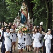 Wniebowzięcie jest znakiem nadziei, że i my, jak Maryja, dojdziemy do nieba wraz z ciałem. Na zdjęciu uroczystości na Górze św. Anny