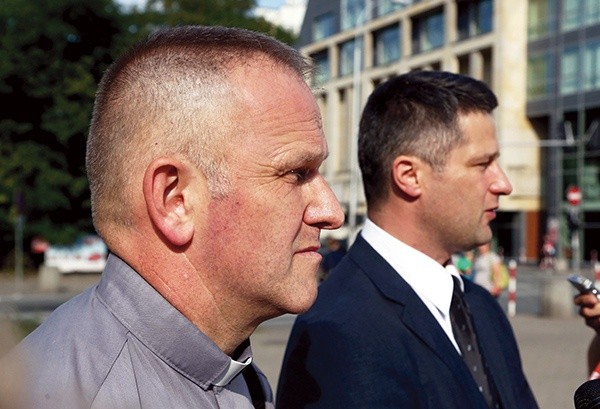 Rzecznik prasowy Kurii Mateusz Dzieduszycki (z prawej) i ks. Wojciech Lemański