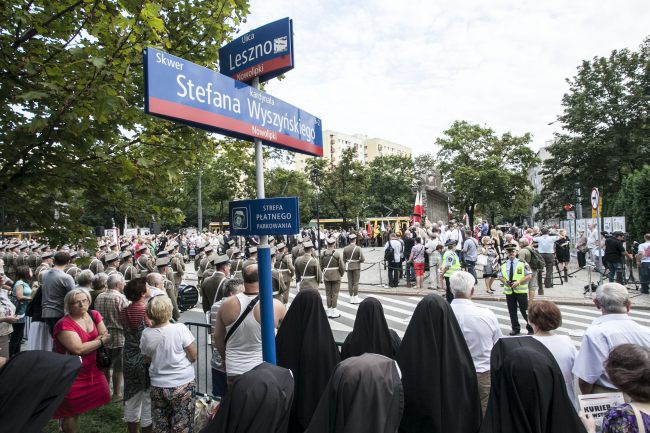 Przed pomnikiem Pamięci 50 tys. Mieszkańców Woli