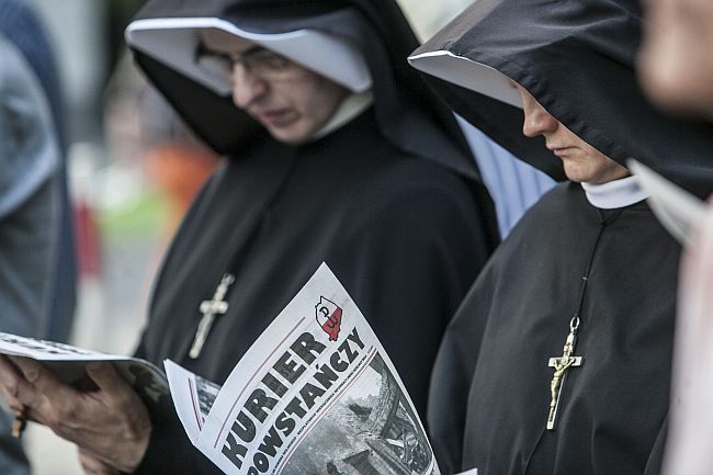 Przed pomnikiem Pamięci 50 tys. Mieszkańców Woli