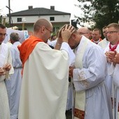 Ks. Leonard Szewczyk SDB udziela błogosławieństwa prymicyjnego