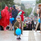 W pielgrzymim trudzie pątnikom niestraszne są upały i deszcze. Liczy się cel