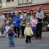 Wieczór uwielbienia pod letnim niebem