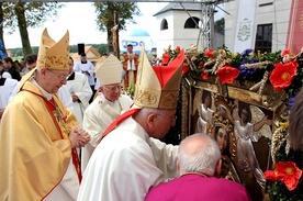 Bp Andrzej F. Dziuba nakłada korony na wizerunek Marki Bożej i Dzieciątka Jezus